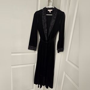 Oscar de la Renta, Pink Lable, Black Velvet Robe with Embroidered Trim